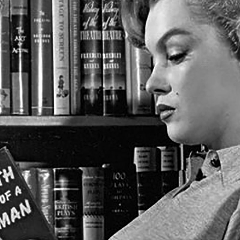 Marilyn Monroe Arthur Miller irakurtzen