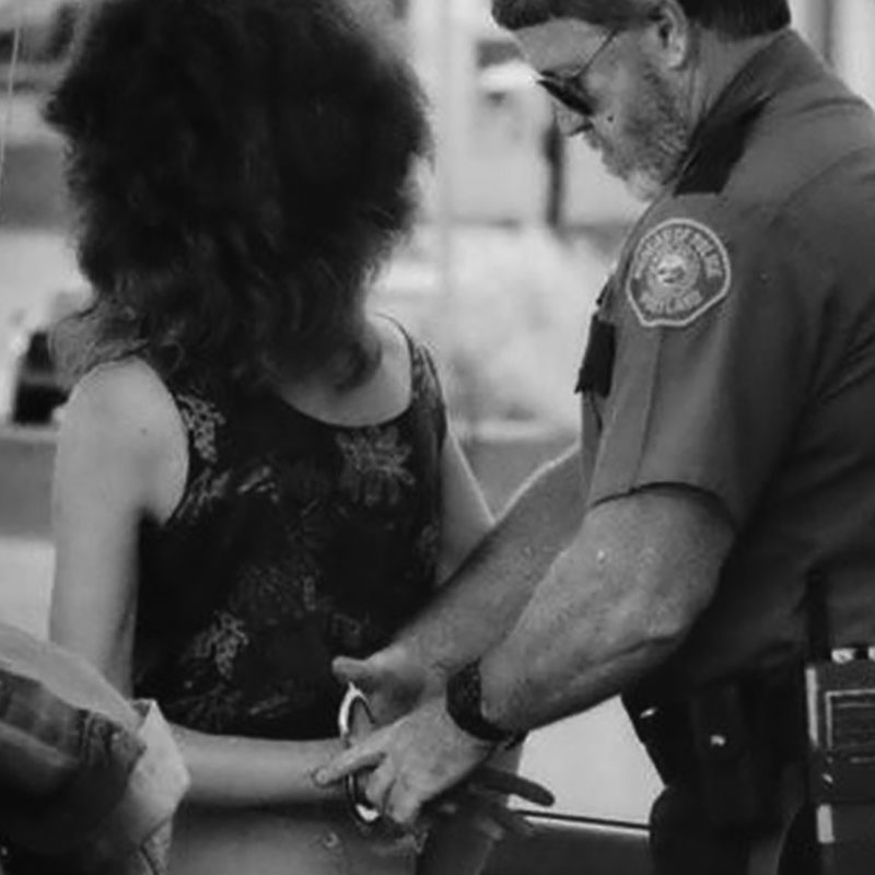 Polizia prostituta bat atxilotzen, Mary Tapognaren irudia