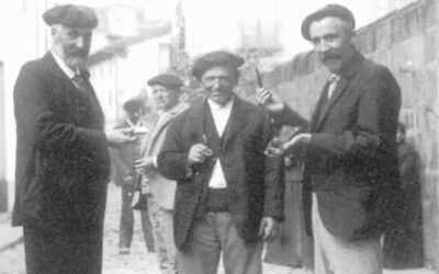 Len amar lagun giñan etxian ta orain hiru bakarrak