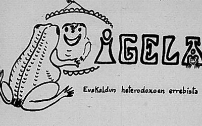 Igel bat irribarre zabalez ispiluaren aitzinean bere buruari begira