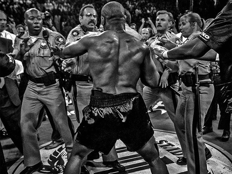 Mike Tyson poliziarekin borrokan