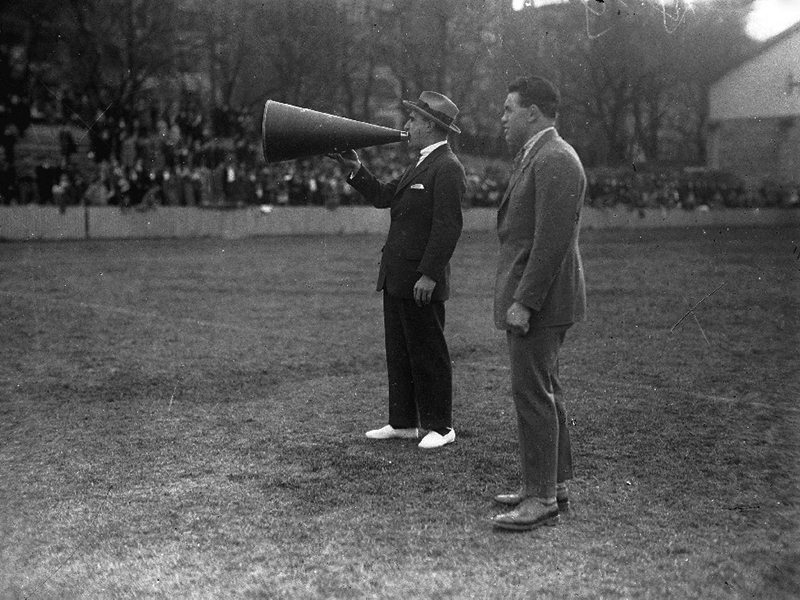 Paulino Uzkudun Atotxako futbol-zelaian cross baten hasieran 1935ean. Marin Funtsa, Fototeka