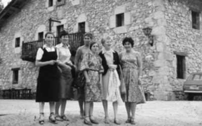 Emakume euskal idazle edo euskaltzaleei omenezko zerbait antolatzea G. Aresti zenaren proposamendua izan zen