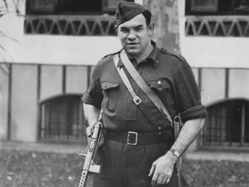 Paulino Uzcudun Sevillan falangistaz jantzita 1936an