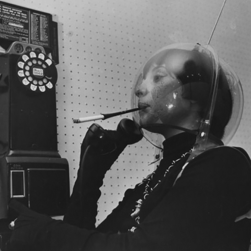 Emakumea erretzen kaskoa buruan-KARRATUA