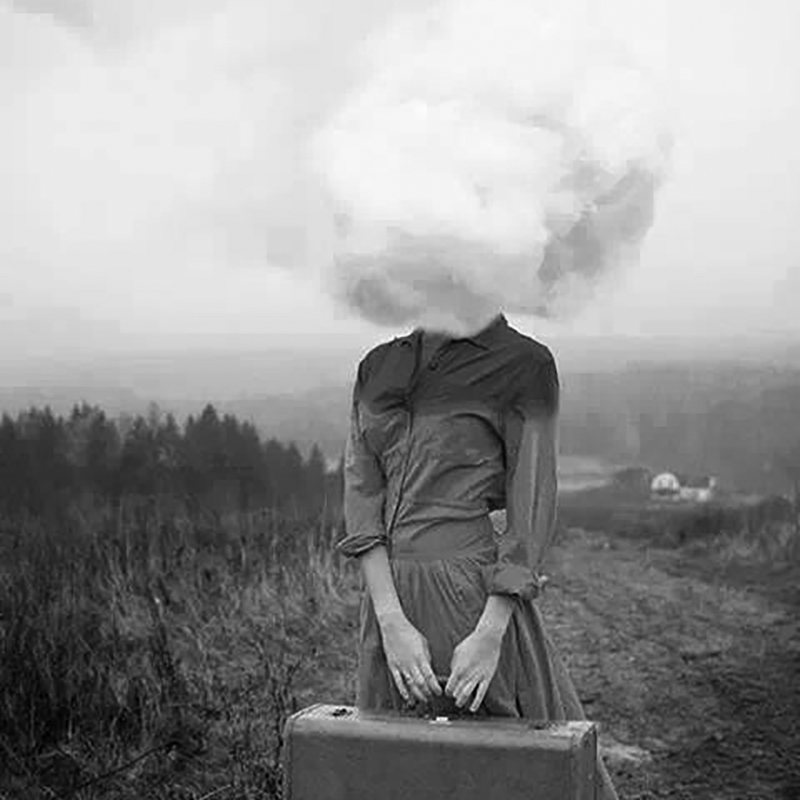 Emakumea lurruna buruan-KARRATUA