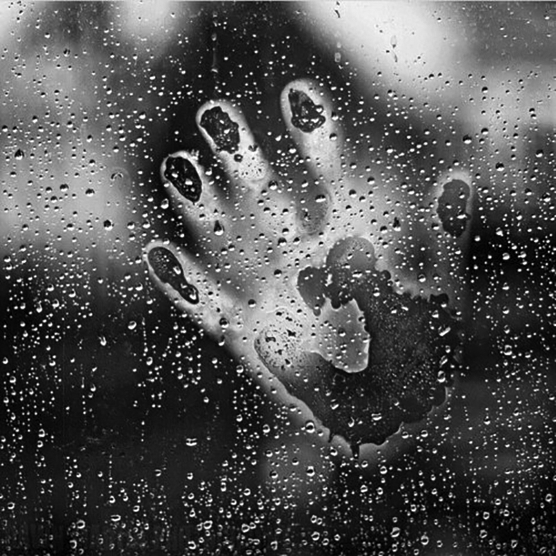 Eskua kristal lurrunduan-KARRATUA