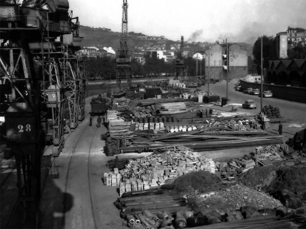 Bilboko itsasadarrean garabiak beren kargarekin-Bilboko portu autonomoaren artxibo historikoa