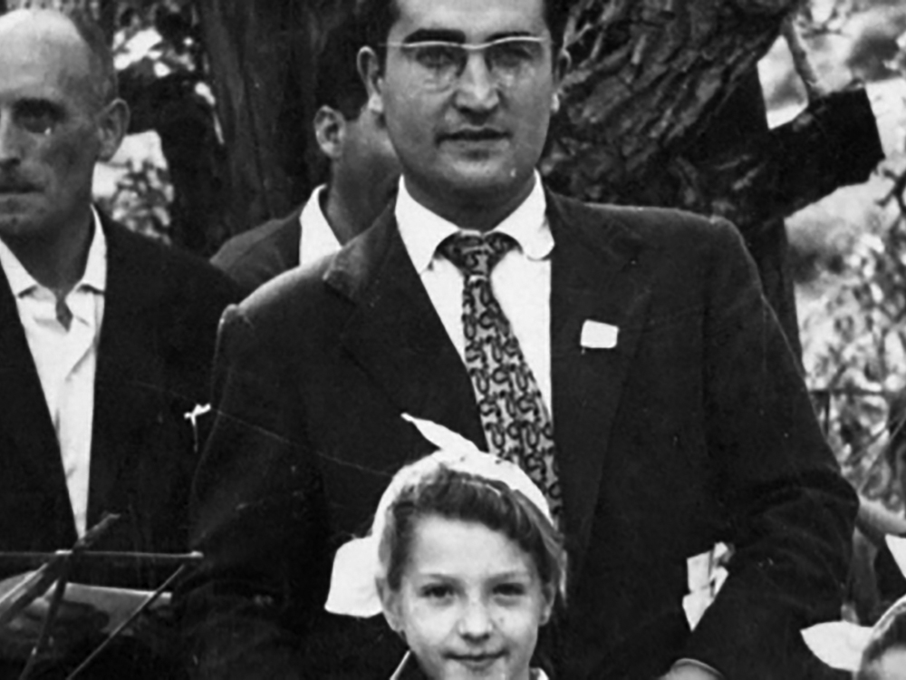 Gabriel Aresti bere alabarekin