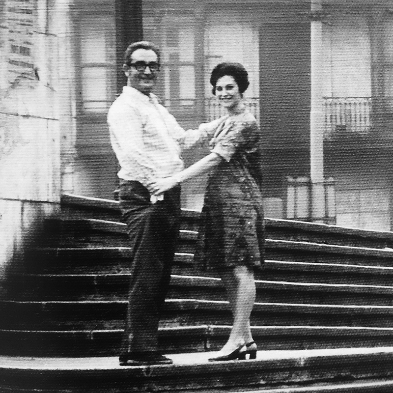 Gabriel Aresti eta Meli Esteban Arriagako eskaileretan 1962an-Aresti-Esteban sendiaren funtsa Jon Kortazarren El poeta Gabriel Aresti liburutik hartua