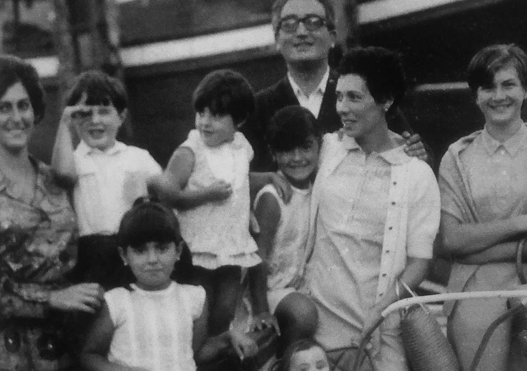 Gabriel Aresti eta Meli Esteban beren alabekin eta Juan San Martinen emazte Mari Pazekin daude Bermeon 1964an. Argazkia Juan San Martinena da eta argazkia Aresti-Esteban familiarena