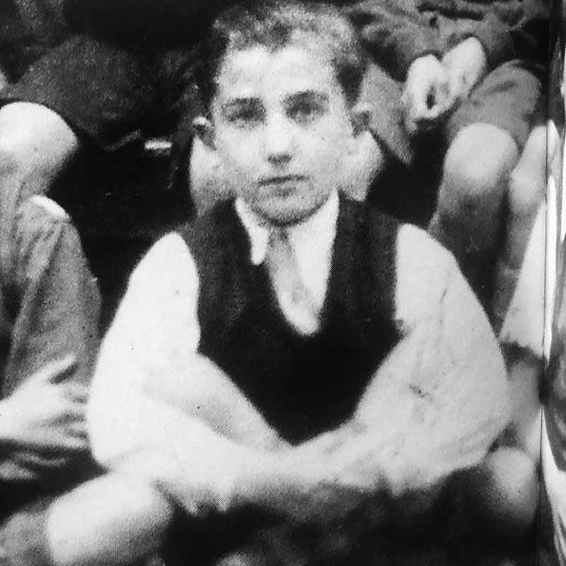 Gabriel Aresti haurra Albiako Berastegui eskoletan-Aresti-Esteban sendiaren funtsa Jon Kortazarren El poeta Gabriel Aresti liburutik hartua