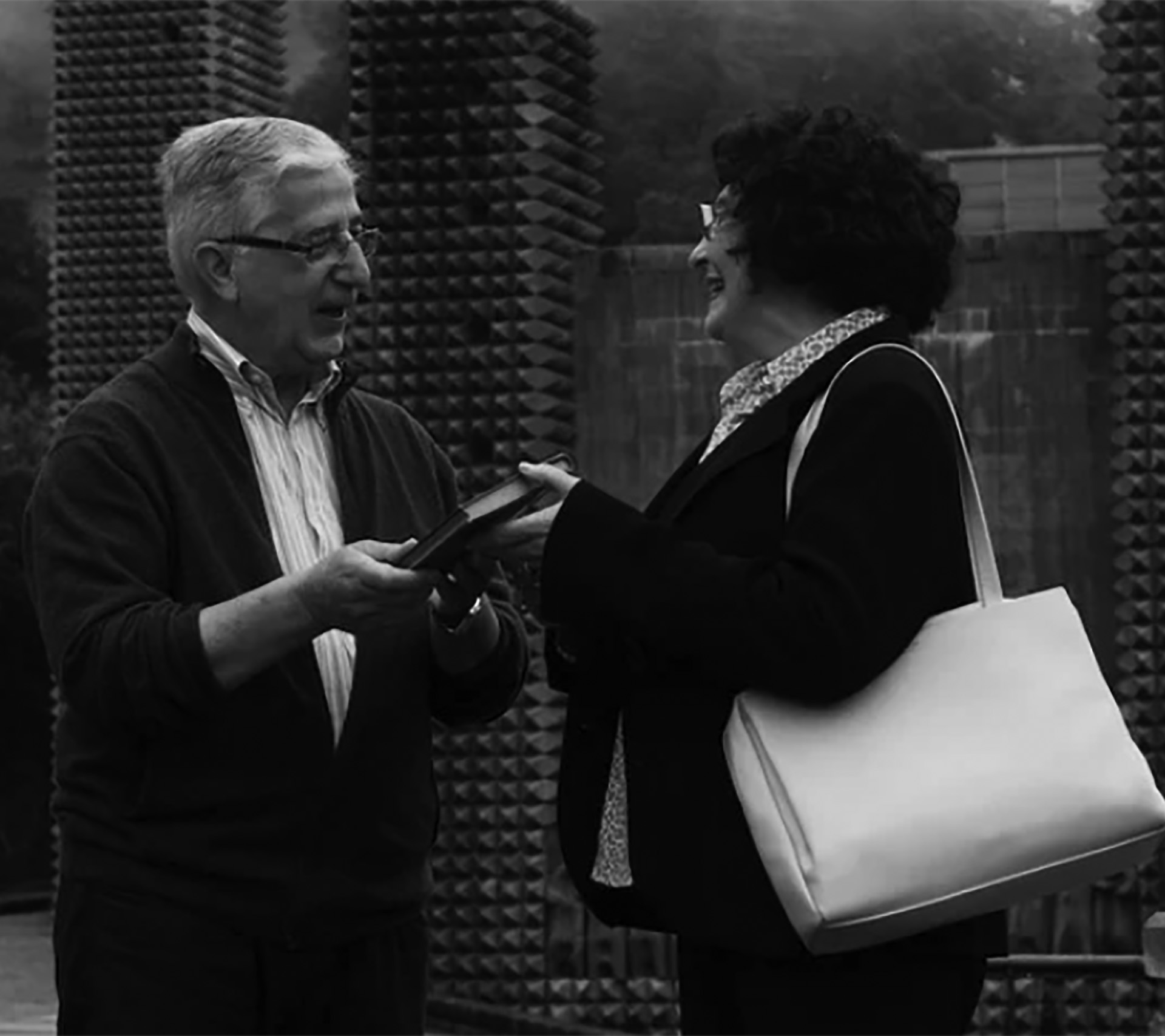 Joxe Mari Arregi fraideak Arestiren Harrizko herri hau-ren eskuizkribua Meli Esteban Arestiren alargunar 2013ko uztailaren 3ani