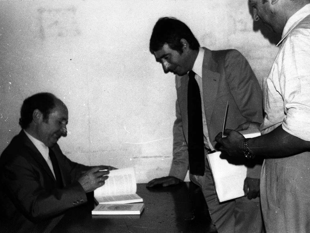 Juan San Martin bere liburu bat sinatzen