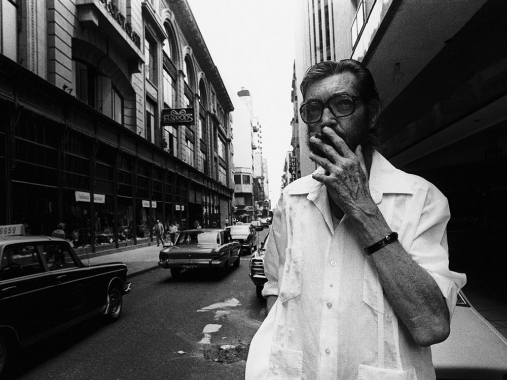 Julio Cortazar Buenos Airesen 1983ko abenduaren hasieran, Martin Caparrosekin elkarrizketa