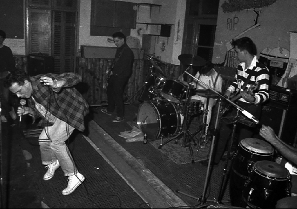 Xabier Montoia M-ak kontzertu batean kantatzen