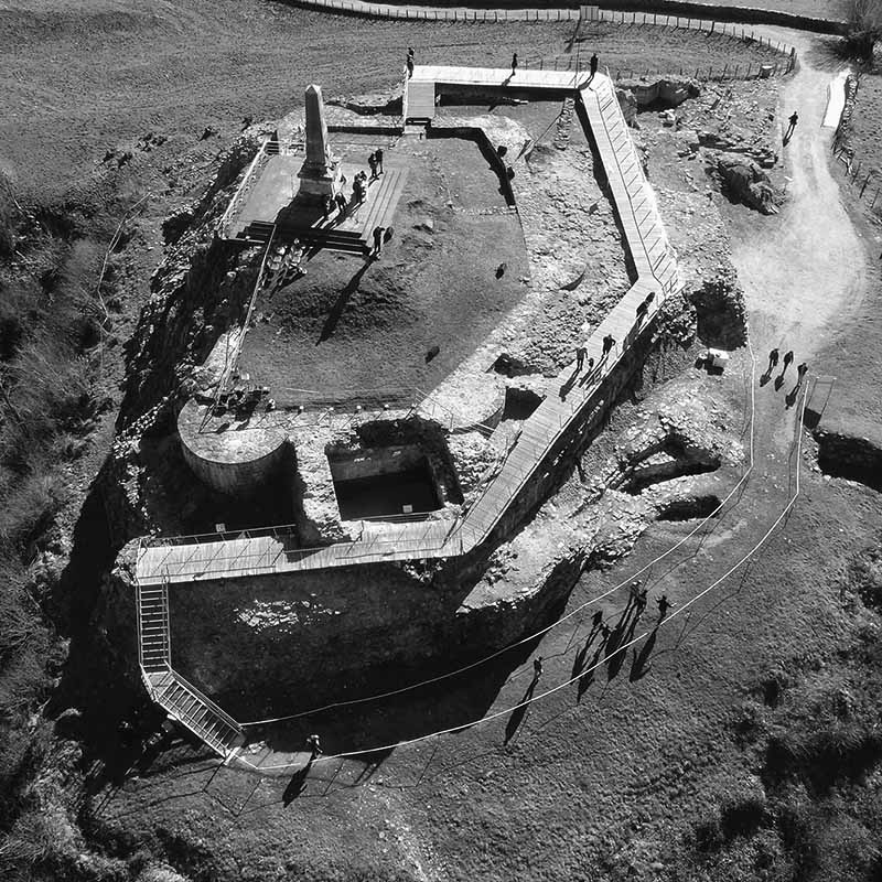 Amaiurko gazteluaren indusketa eta monolitoa airetik