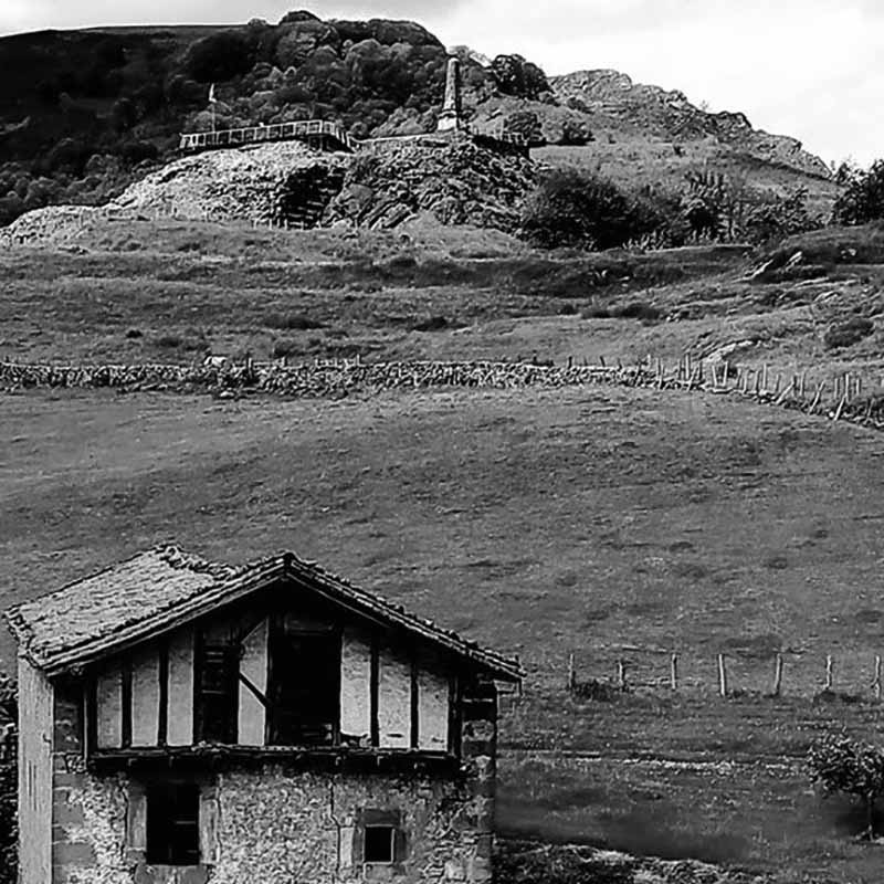 Amaiurko monolitoa eta aurrean baserria