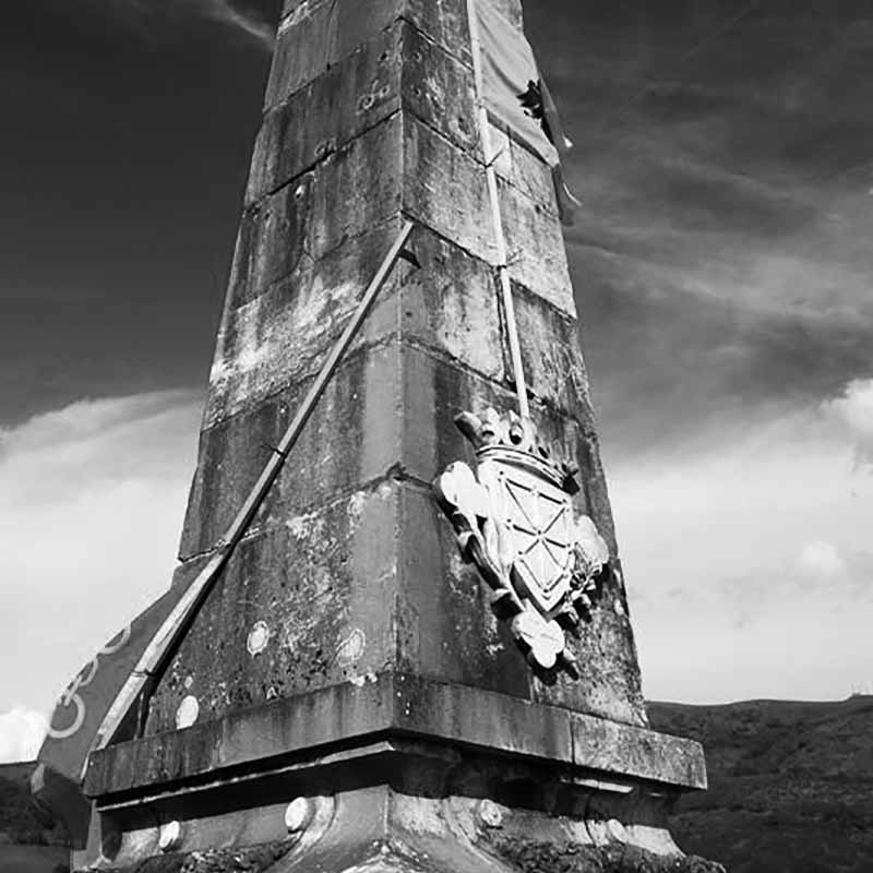 Amaiurko monolitoa ikurrekin