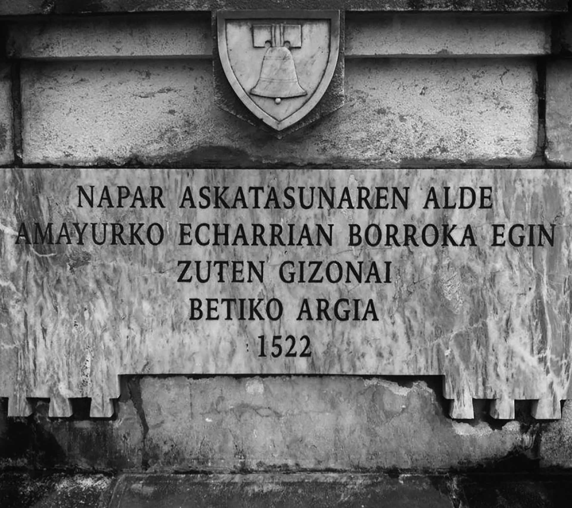 Amaiurko monolitoan nafar gudarien omenezko plaka