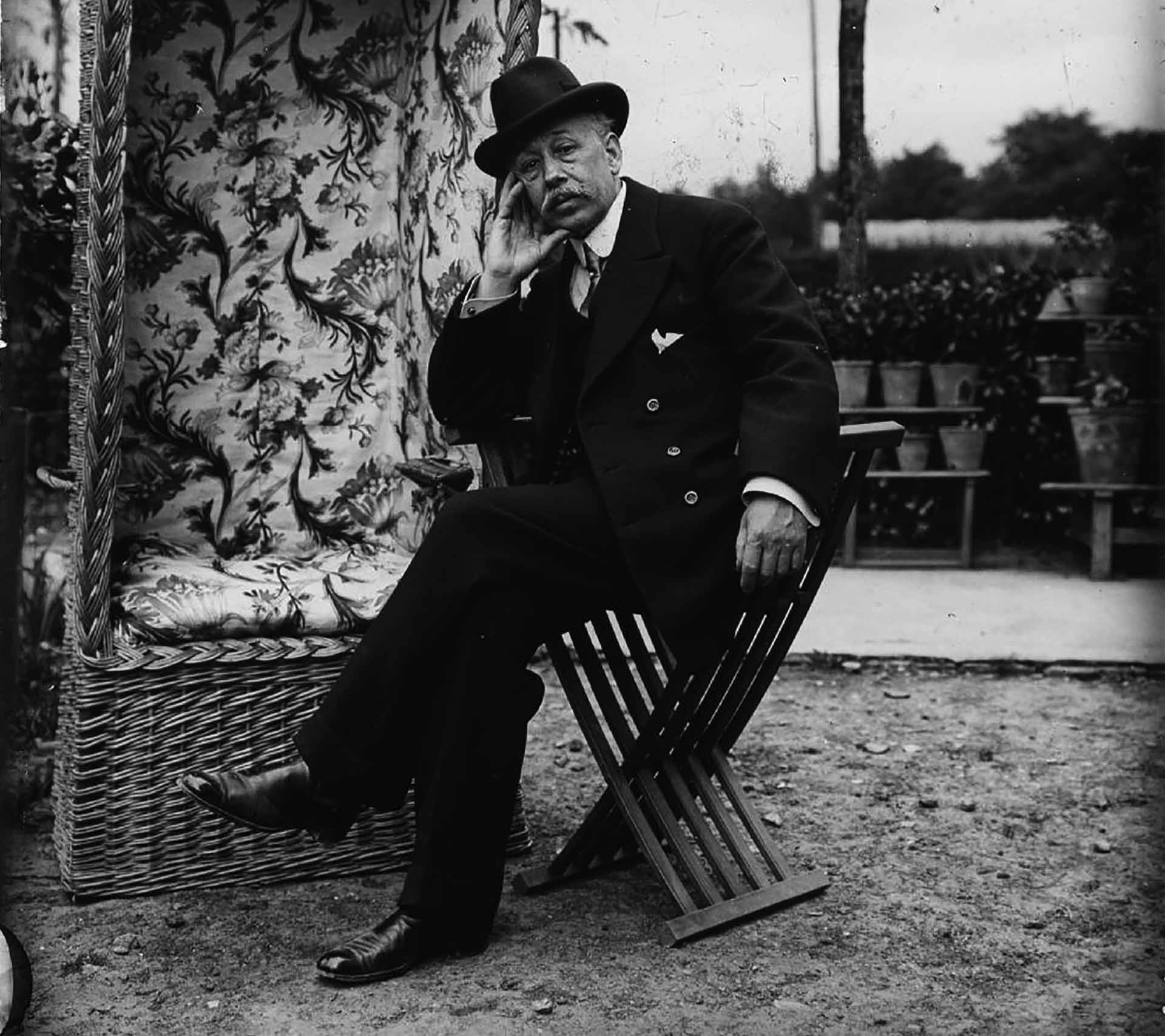 Julio Altadill bere familiak Magdalenan zeukan etxeko Garden House delakoan eserita 1920ko hamarkdan