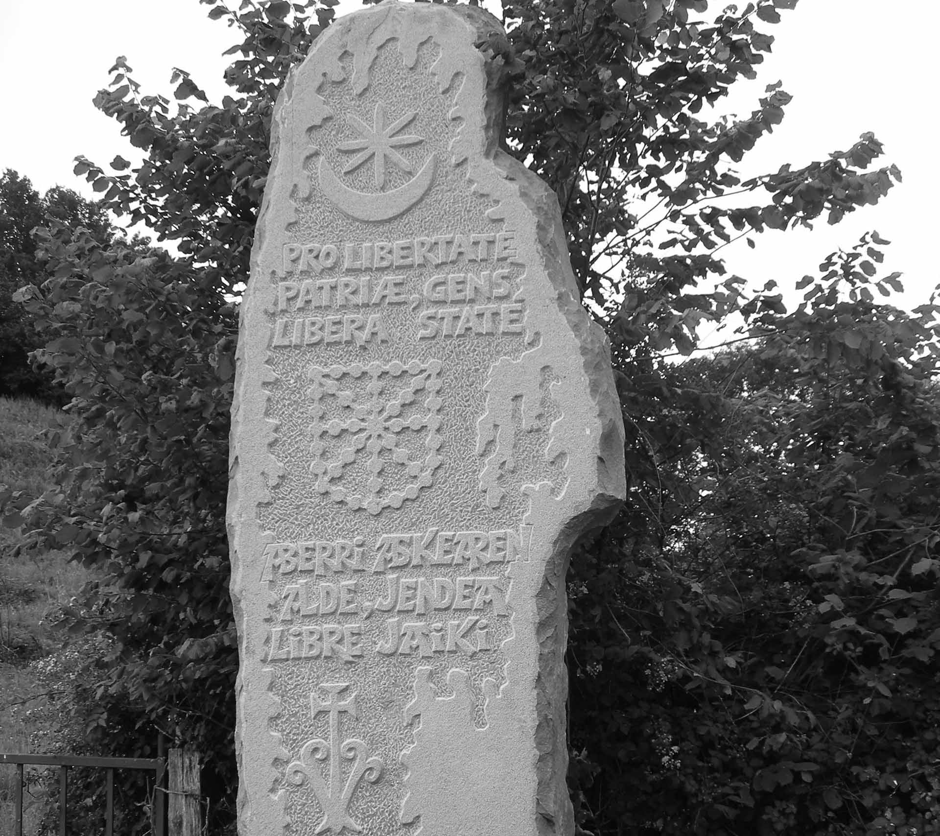 Nafar askatasunen aldeko monolitoa Amaiurren