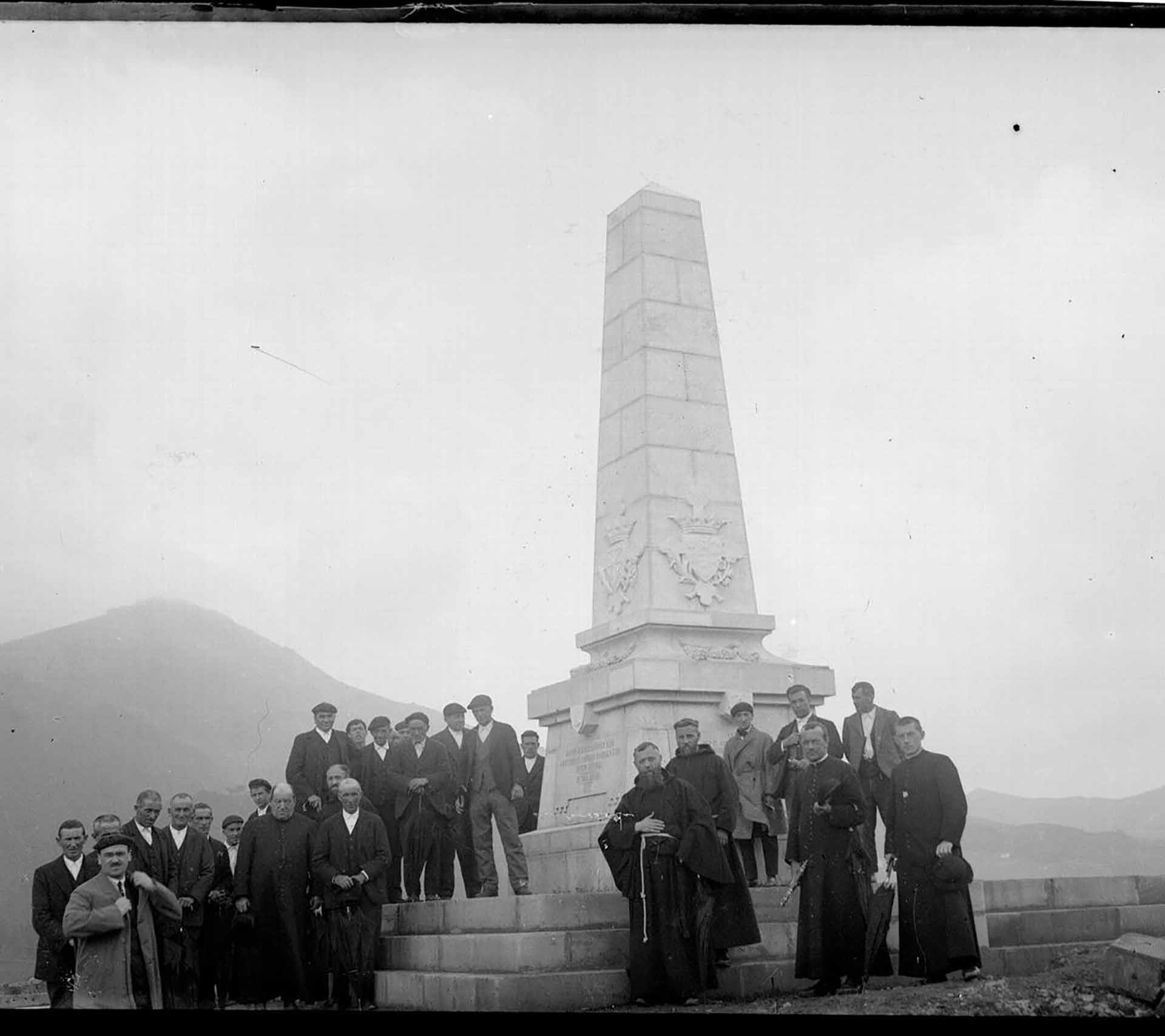 Nafar independentziaren azken defendatzaileen omenezko monolitoaren ezartzea 1922ko ekainaren 27an-Julio Altadillen argazkia