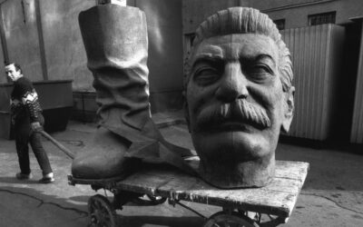 Svetlanaren senargaiak ahalik eta denbora gehien ematen zuen xarma arriskutsu infinituz betetako apalategi haien liburuak aztertzen